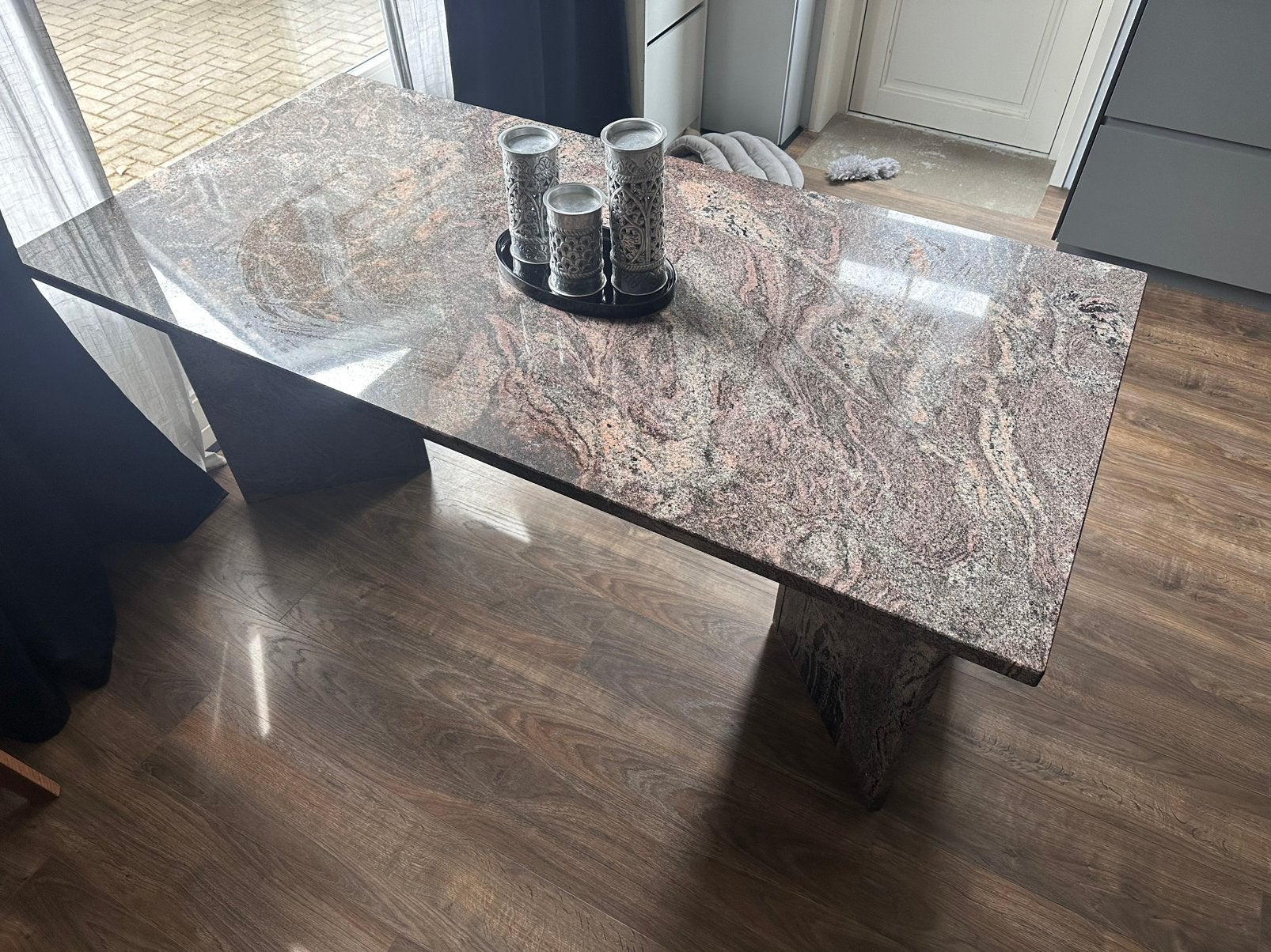 Massief stenen/marmeren tafel in zwart/grijs/zalm accenten, Huis en Inrichting, Tafels | Eettafels, Ophalen, Overige materialen