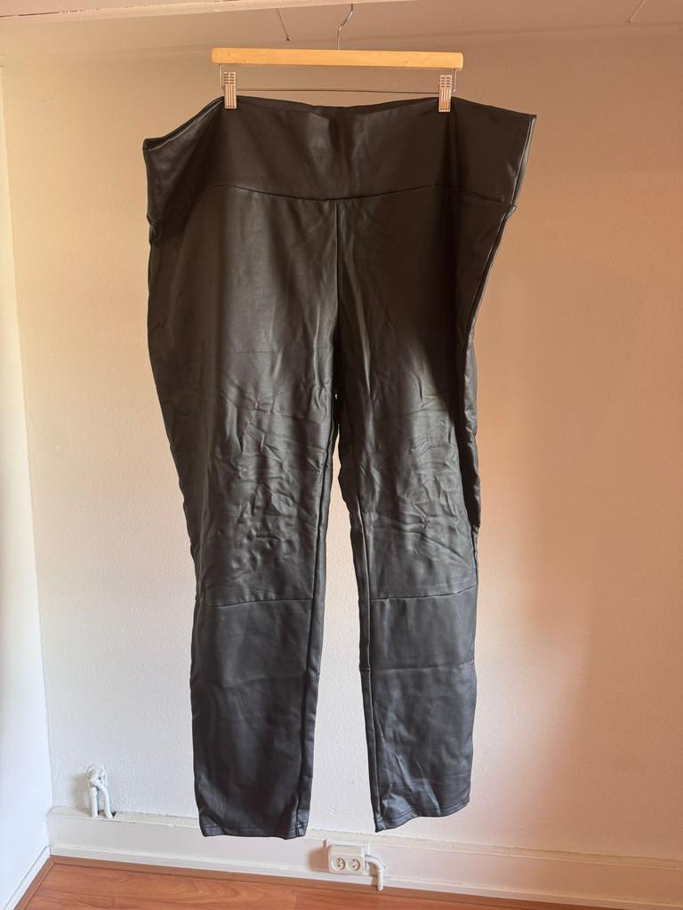Nieuwe zwarte nep leren broek van studio maat 54/56 €3,00, Kleding | Dames, Grote Maten, Ophalen of Verzenden, Nieuw, Zwart, Broek of Spijkerbroek
