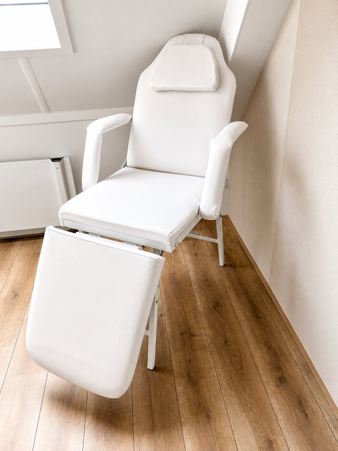 Witte behandelstoel/massagestoel - Zo goed als nieuw, Huis en Inrichting, Stoelen, Ophalen, Kunststof, Wit, Zo goed als nieuw