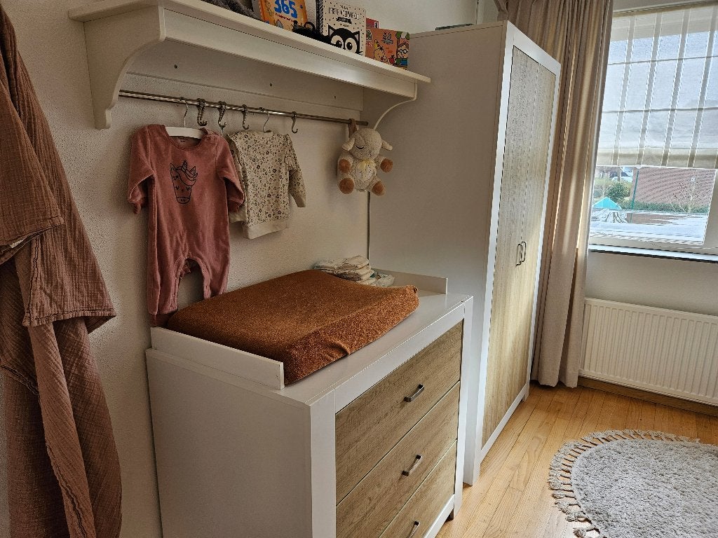 Babykamer Bed, Commode, rekje en kast