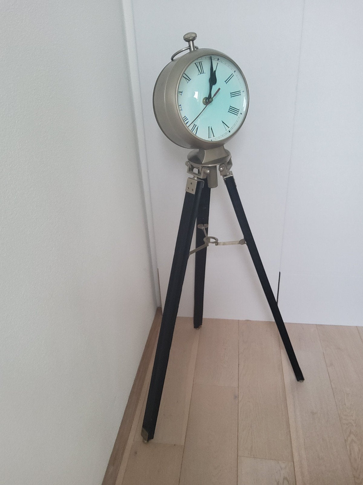 Staande klok metaal en glas op houten driepoot, Ophalen, Staande klok