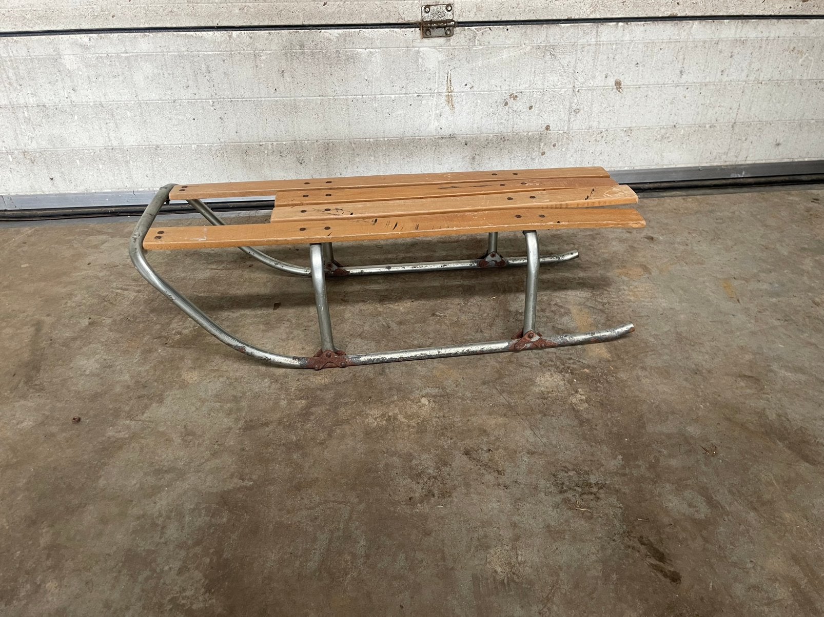 Vintage houten slee met metalen frame, Ophalen, Gebruikt, Hout