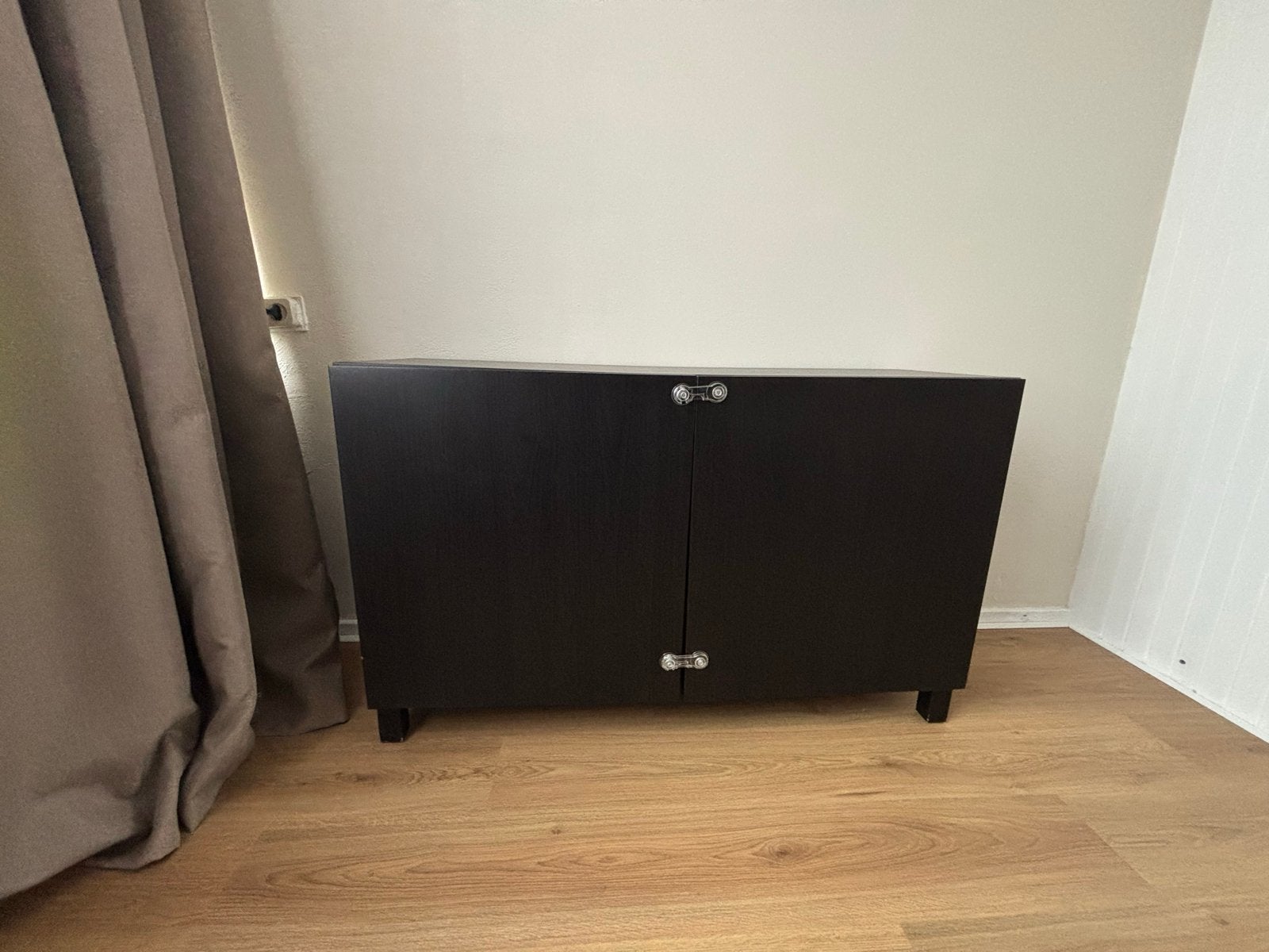 Donkerbruinzwarte besta kast ikea; met deuren en planken, Ophalen, Gebruikt, 100 tot 150 cm, 25 tot 50 cm