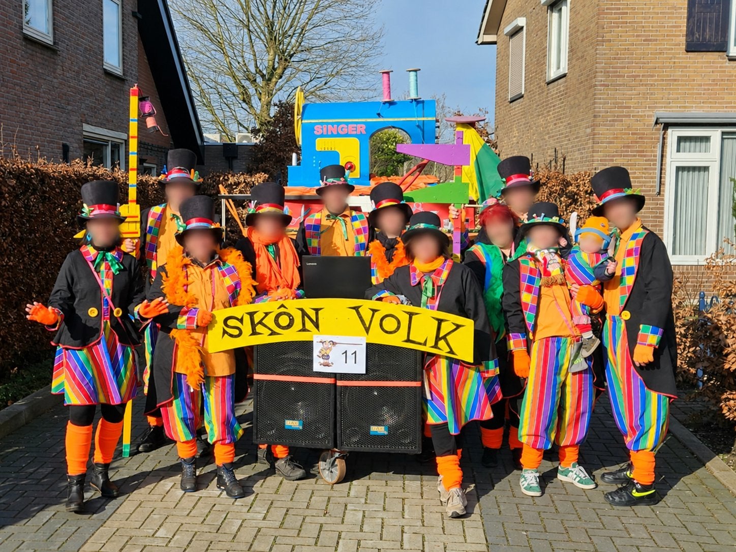 Kleurrijke carnavals loopgroep met attributen >10 personen, Kleding | Dames, Carnavalskleding en Feestkleding, Ophalen, Gedragen