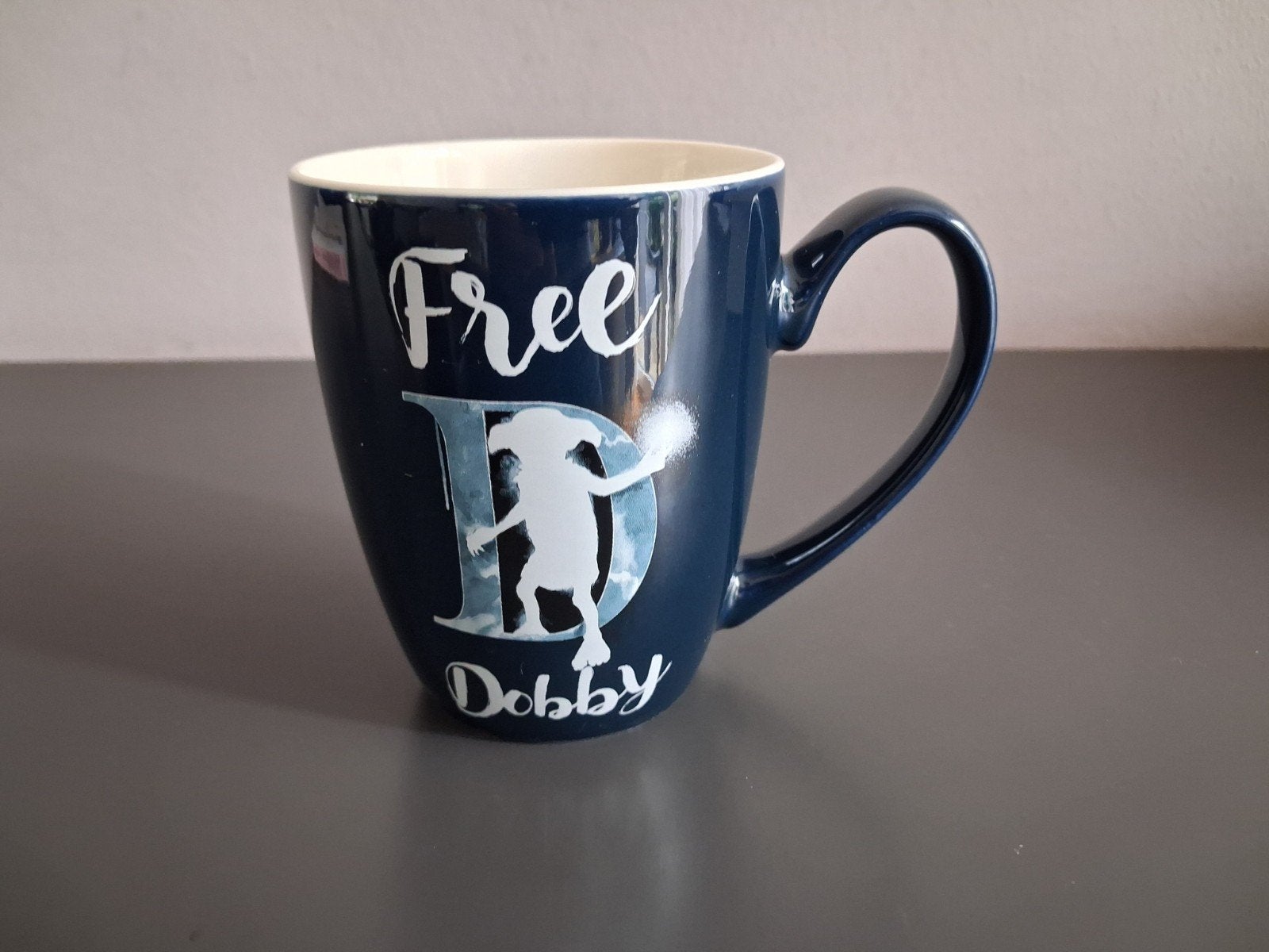 Harry Potter "Free Dobby" mok - Zo goed als nieuw, Ophalen of Verzenden, Zo goed als nieuw, Gebruiksvoorwerp