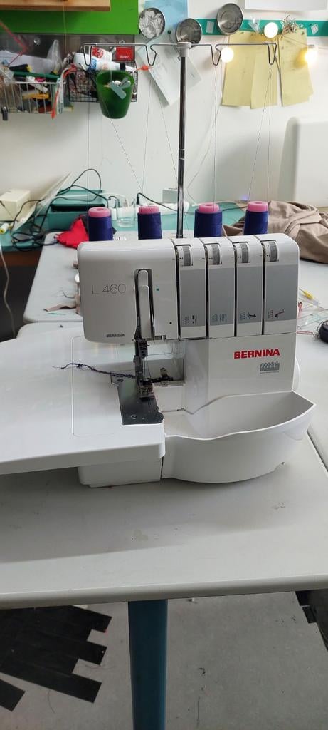 Bernina L460 Lockmachine - Zo goed als nieuw, Hobby en Vrije tijd, Naaimachines en Toebehoren, Ophalen of Verzenden, Zo goed als nieuw