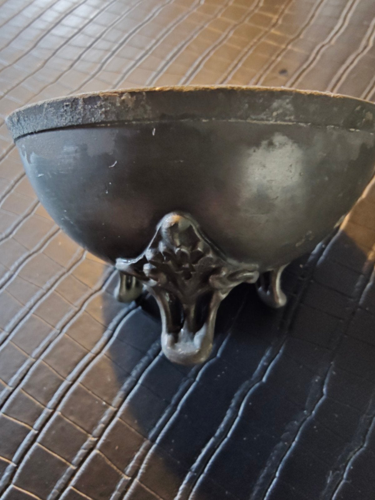 Antieke gietijzeren kom met decoratieve poten, Antiek en Kunst, Ophalen of Verzenden