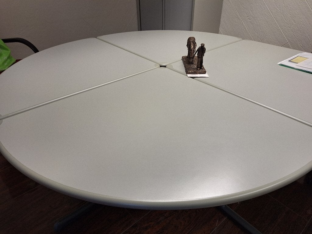 Degelijk en ruimtelijk bureau met vergadertafel, Overige typen, 160 cm, Metaal, Zo goed als nieuw