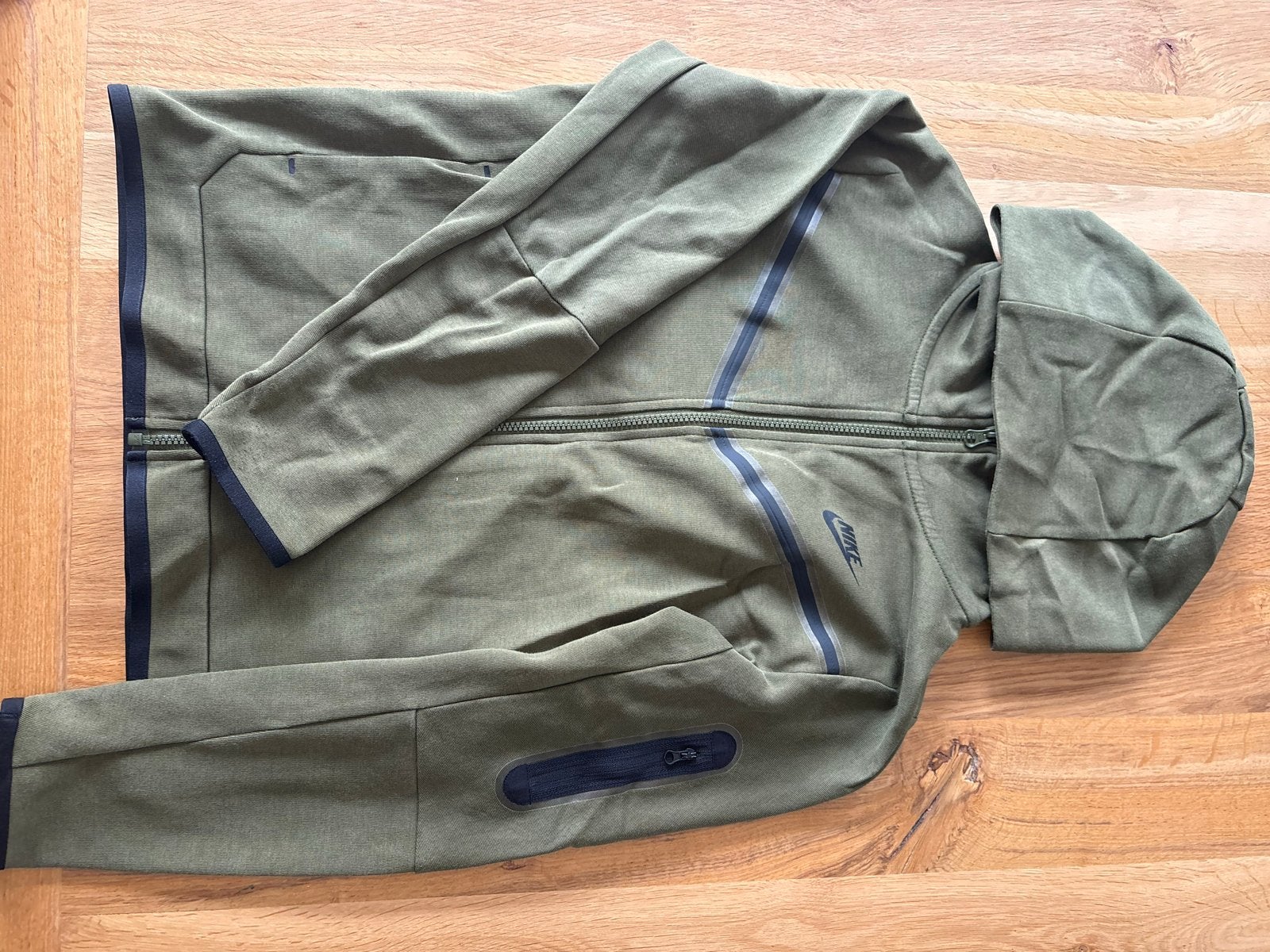 Nike Tech Fleece Hoodie Groen Maat L (147-158cm), Ophalen of Verzenden, Zo goed als nieuw, Jongen of Meisje, Trui of Vest