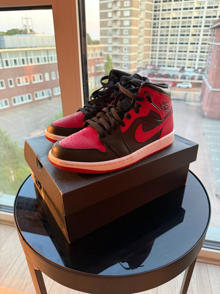 Air Jordan 1 Mid "Bred" (zwart/rood)., Overige kleuren, Nike, Ophalen of Verzenden, Sneakers of Gympen