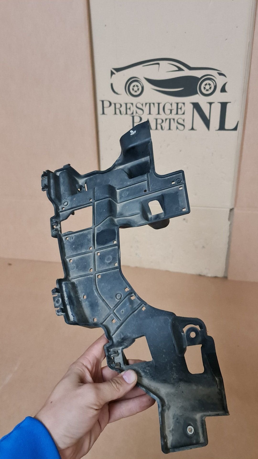 Mercedes W205 AMG Uitlaat Bumper Houder Rechts A2058850200, Gebruikt, -, Voor, Ophalen of Verzenden