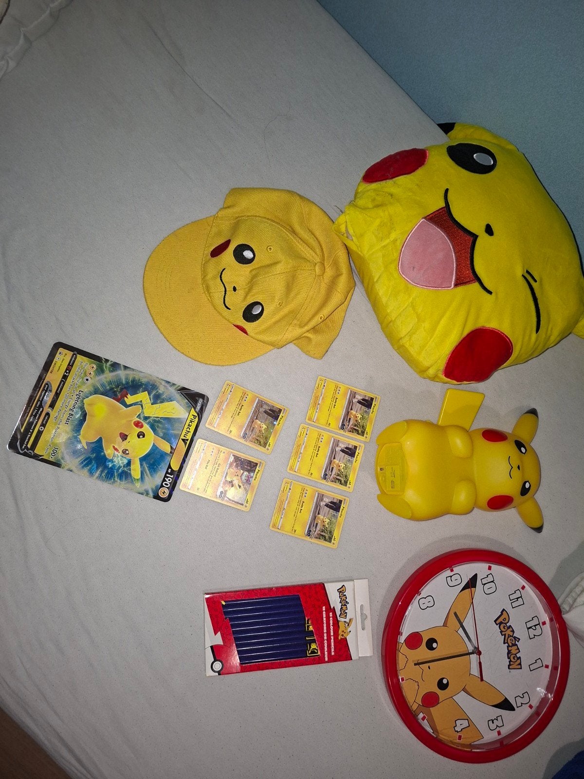 Pikachu Pokémon verzameling: kaarten, knuffel, pet en meer, Ophalen of Verzenden, Gebruikt, Losse kaart, Foil