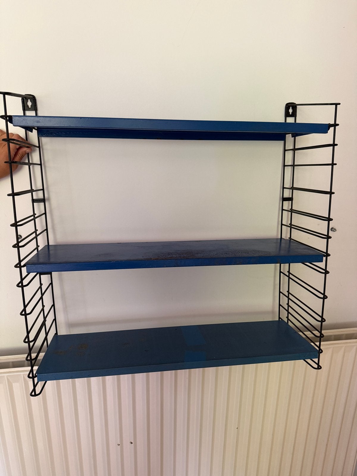 Vintage Tomado stijl wandrek met 3 blauwe planken, Met plank(en), Gebruikt, Ophalen of Verzenden, Minder dan 150 cm