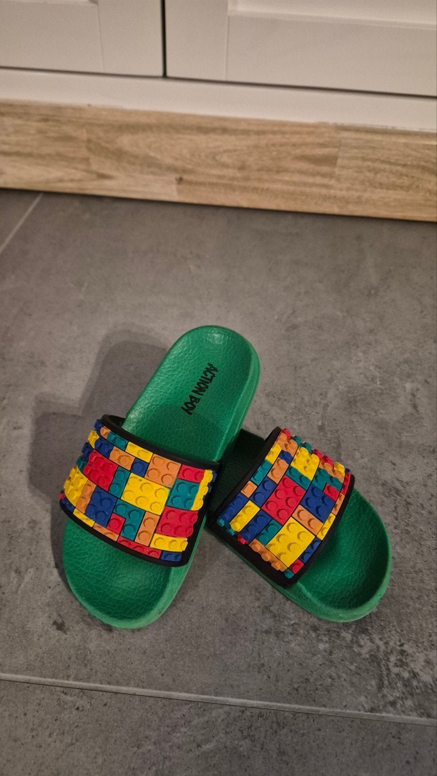 Leuke slippers maat 27 in prima staat, Action Boy, Gebruikt, Jongen of Meisje, Schoenen
