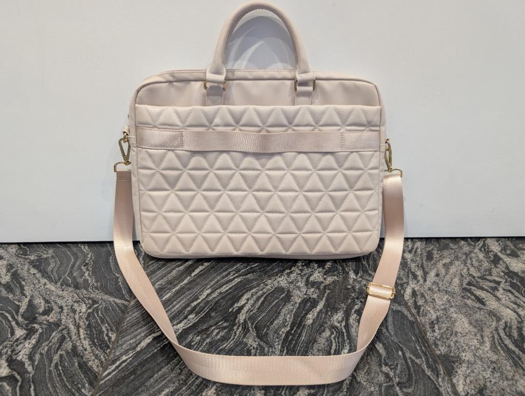 Guess quilted laptoptas tot 16 inch. Nooit gebruikt., Ophalen, Nieuw, Roze, Schoudertasje