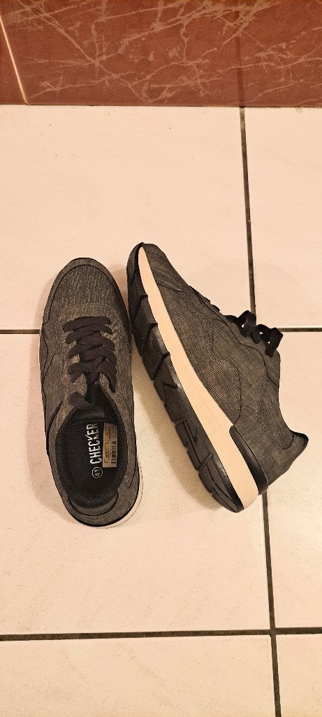 Checker schoenen grijs 41 nieuw, Ophalen, Overige kleuren, Sneakers of Gympen, Zo goed als nieuw
