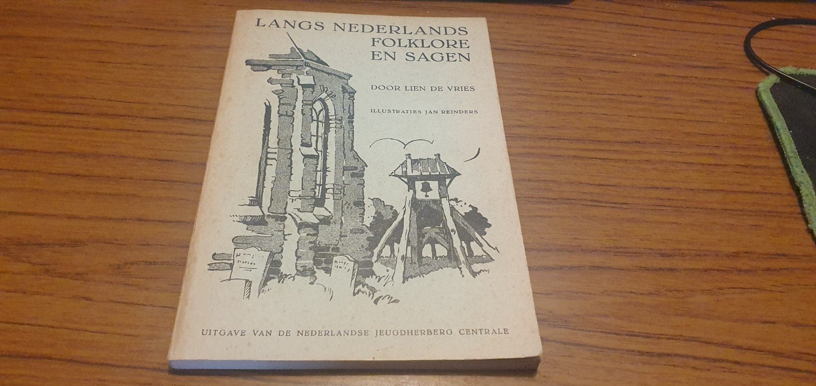 Langs Nederlands folklore en sagen - 1938 2dr, Ophalen of Verzenden, Gelezen, Lien de Vries