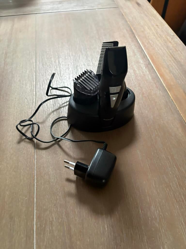 Philips baardtrimmer en neustrimmer met oplaadstation, Ophalen of Verzenden, Zo goed als nieuw, Scheren en Epileren
