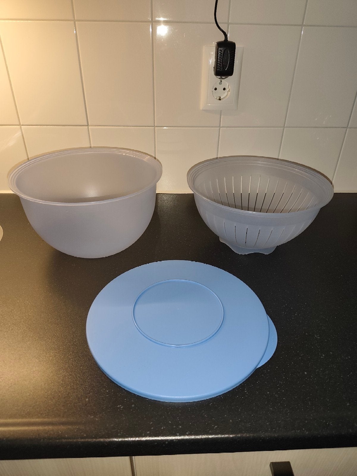 Tupperware bak met vergiet., Ophalen, Blauw, Zo goed als nieuw, Lekvrij