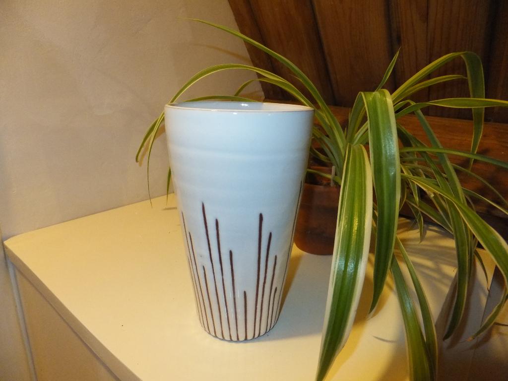 Vintage jaren 60 vaas sgrafitto wit rood aardewerk haemstede, Ophalen, Nieuw