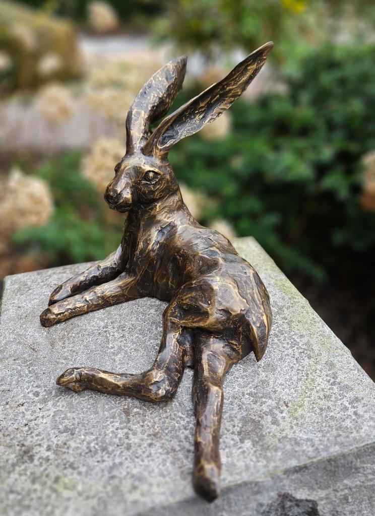 LIGGENDE HAAS/ BRONZEN TUINBEELDEN / HAAS / brons, Dierenbeeld, Nieuw, Info@huisentuindecoratiemarie.nl, Huis en tuin decoratie marie