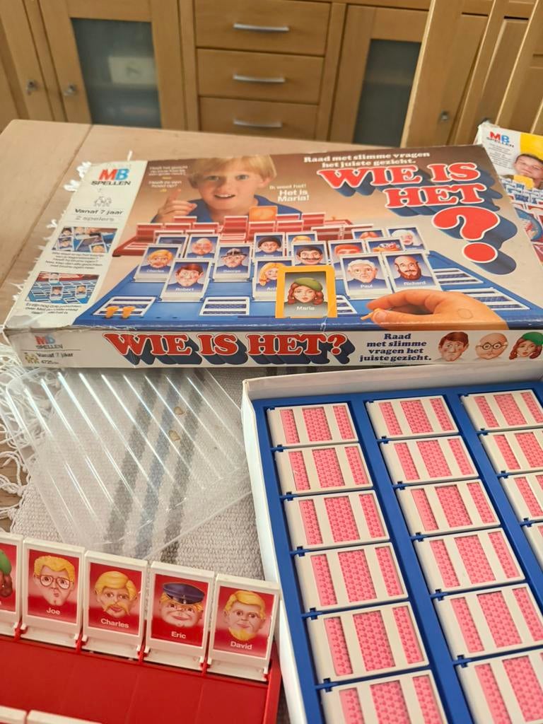 Wie is het? Oude uitvoering, Hobby en Vrije tijd, Gezelschapsspellen | Bordspellen, Ophalen of Verzenden, Zo goed als nieuw