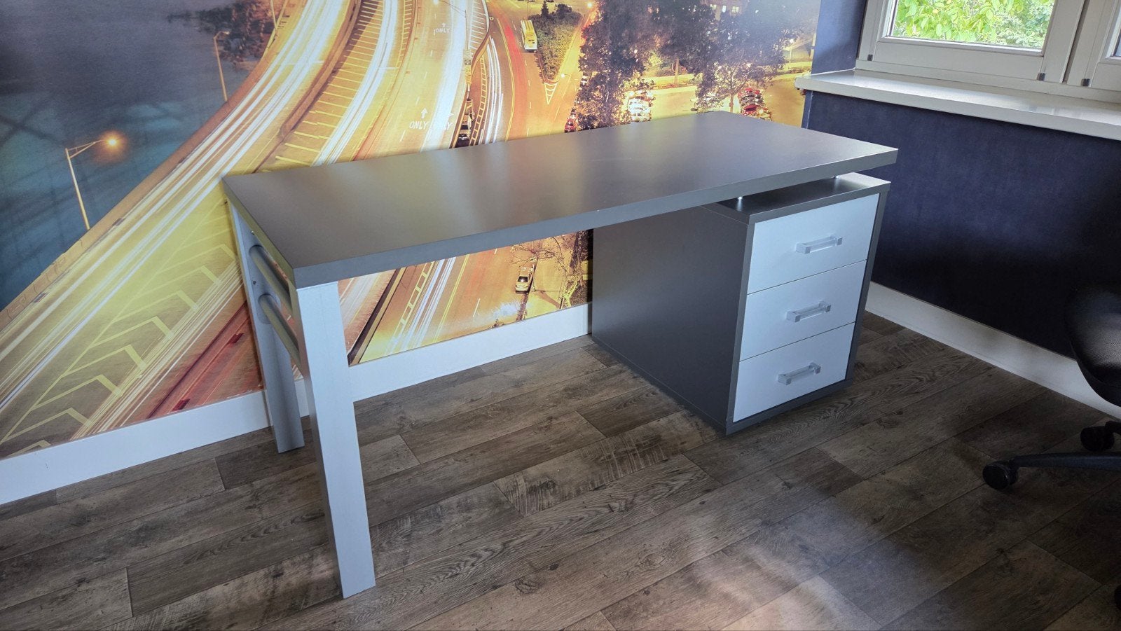 Bureau stevig met 3 ruime kastjes, Ophalen, Opbergruimte, Spaanplaat of MDF, Zo goed als nieuw