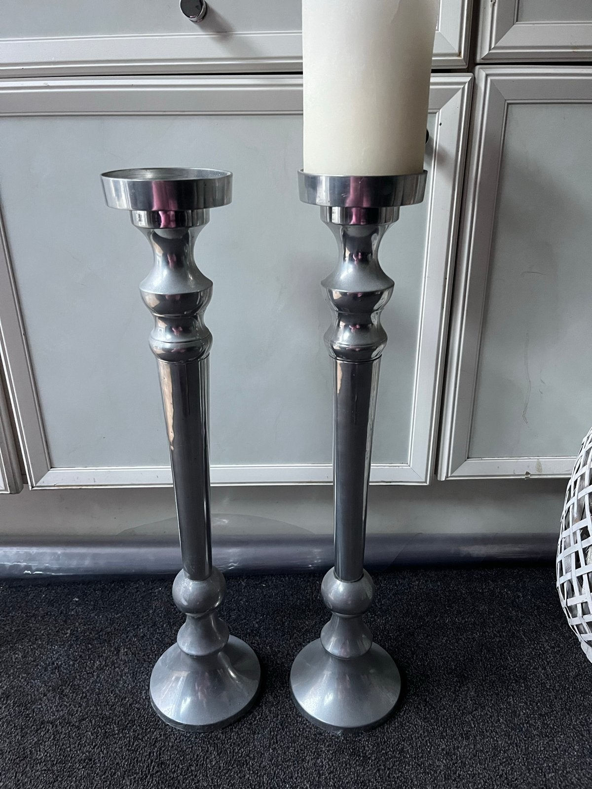 Set van 2 zilverkleurige kandelaars, 25 cm hoog, Gebruikt, Ophalen of Verzenden, Metaal, Zilver