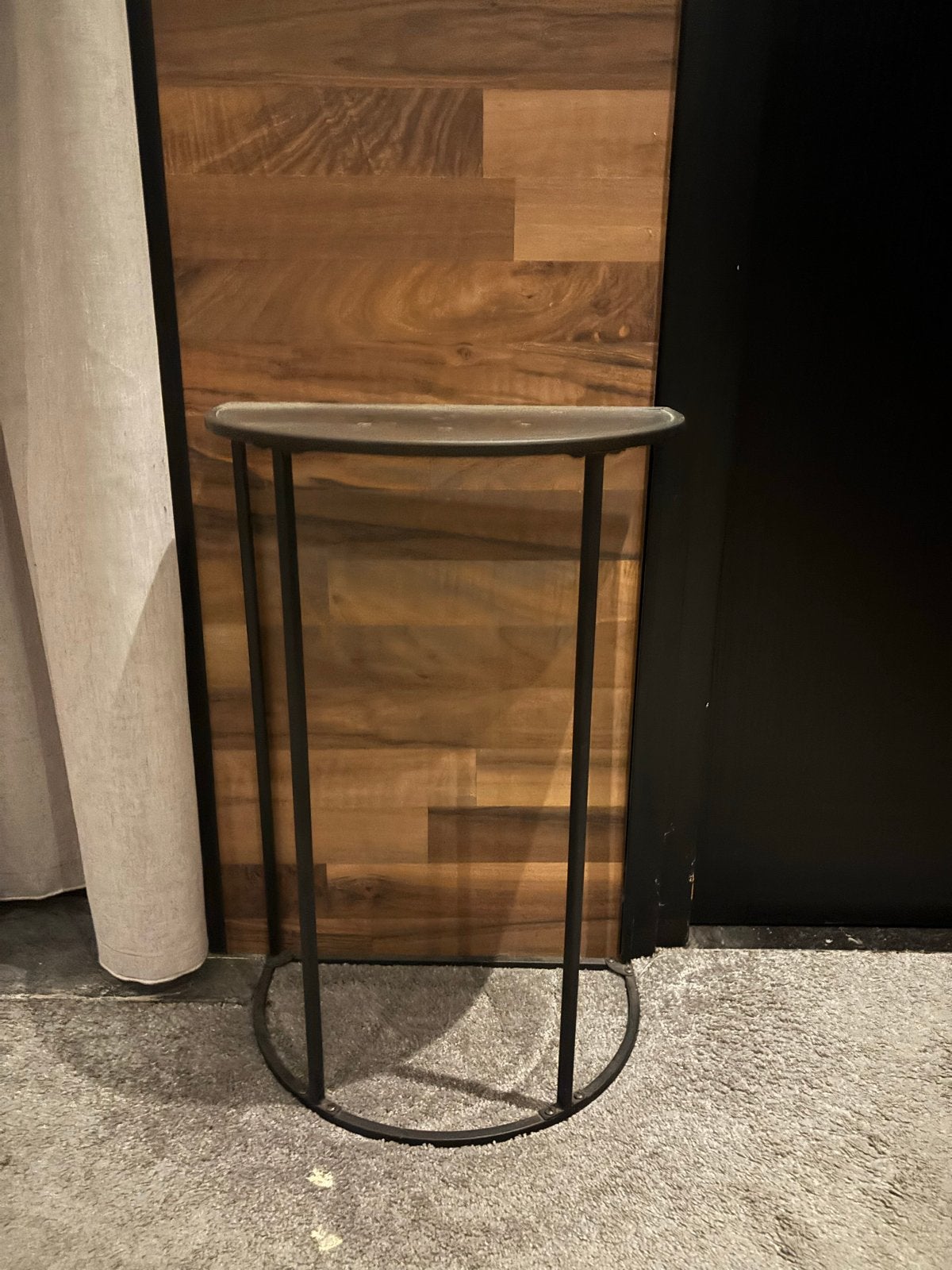 Zwart metalen bijzettafel/plantentafel, halfrond, Ophalen, Minder dan 55 cm, Metaal of Aluminium, Zo goed als nieuw