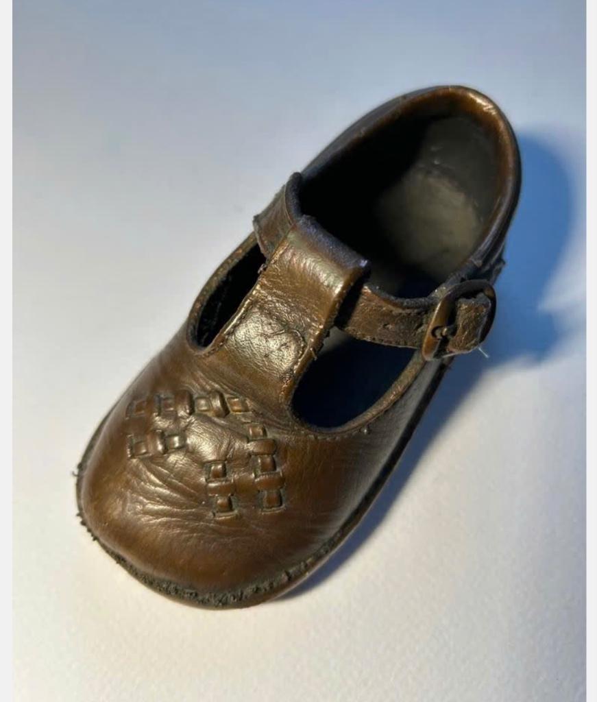 Vintage Bruine koper baby schoentje, zoolmaat 14,5 cm, Antiek en Kunst, Curiosa en Brocante, Ophalen of Verzenden