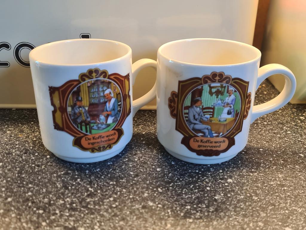 Villeroy & Boch - Douwe Egberts mokken (2 stuks), Huis en Inrichting, Keuken | Servies, Gebruikt, Keramiek, Ophalen of Verzenden