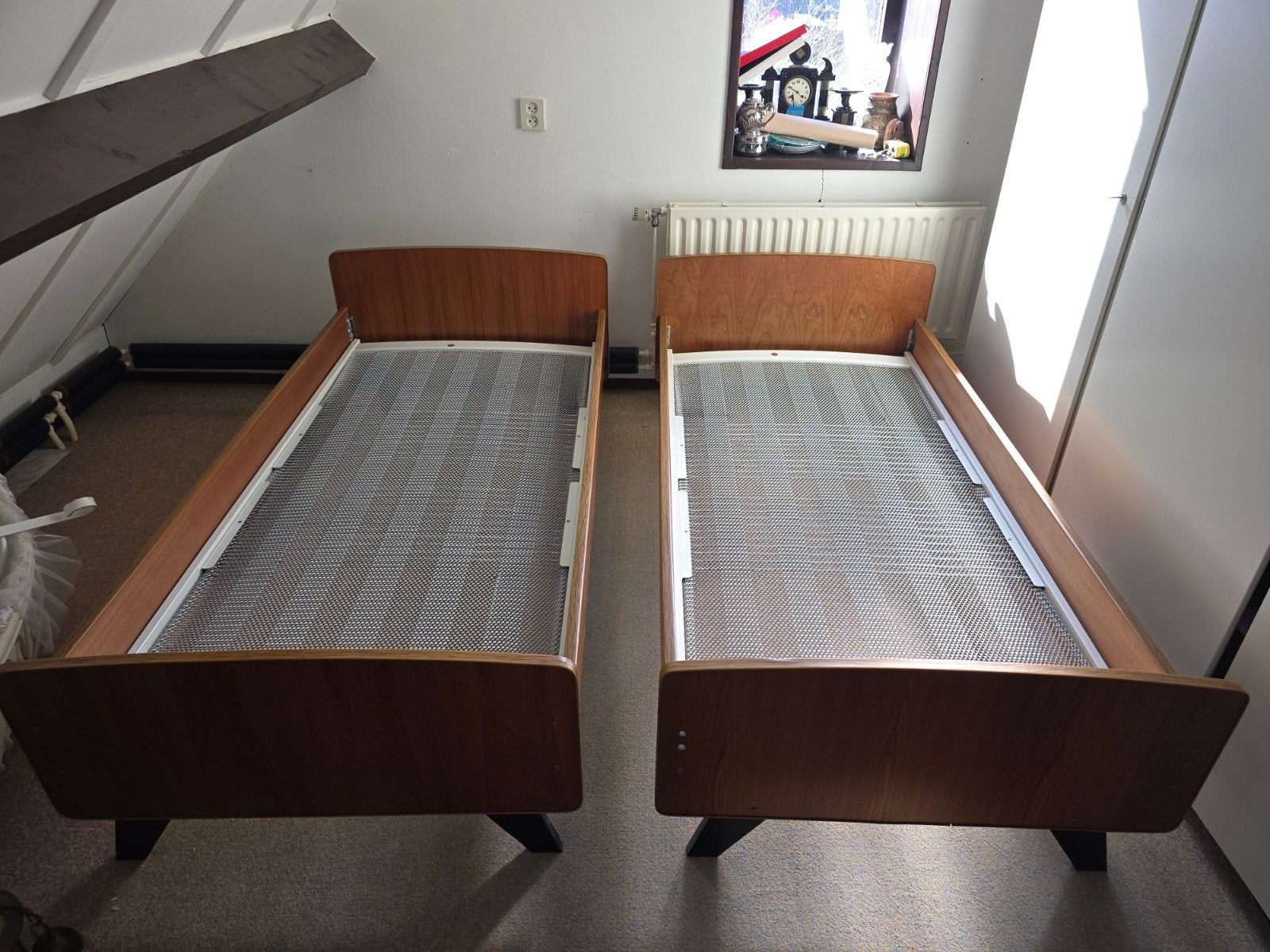 2 vintage bedden met spiraalbodem, Ophalen of Verzenden, Eenpersoons, Hout, 90 cm