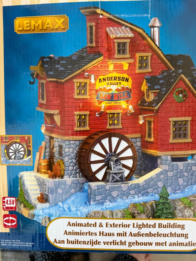 Lemax Anderson Valley Saw Mill - Geanimeerd & Verlicht, Diversen, Kerst, Ophalen of Verzenden, Zo goed als nieuw