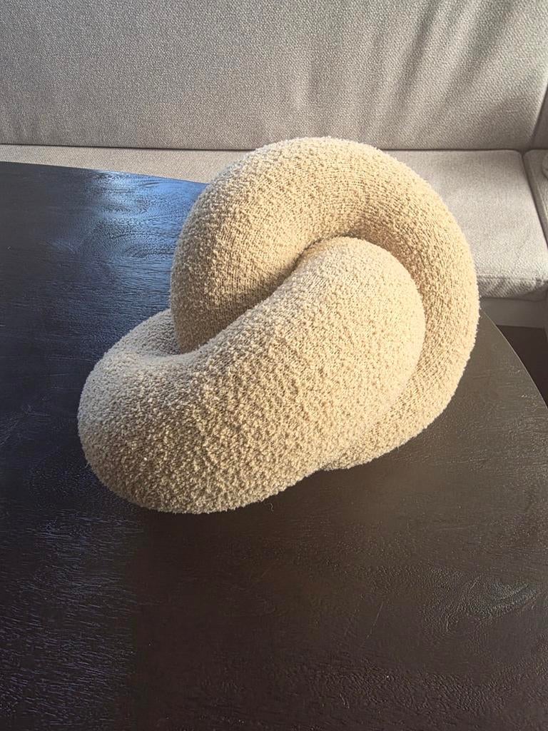 H&M Home kussen knoop boucle, Huis en Inrichting, Woonaccessoires | Kussens, Ophalen