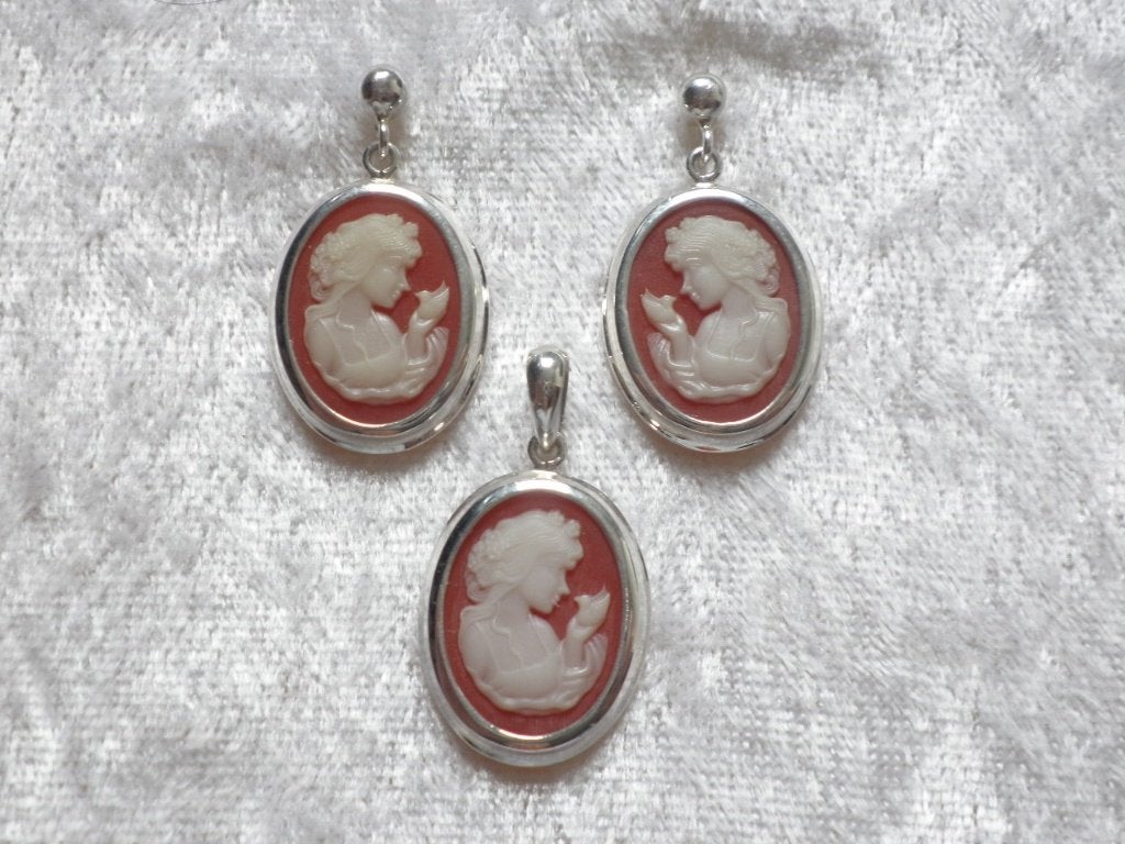 Mooie Zilveren Camee Set - Meisje met Vogeltje in haar hand, Sieraden, Tassen en Uiterlijk, Antieke sieraden, Verzenden, Zilver