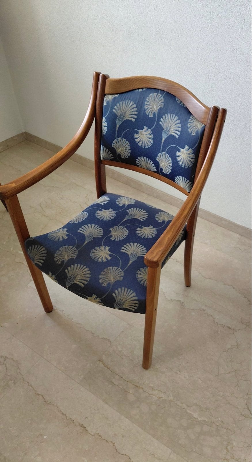 4 Klassieke eettafel stoelen met armleuningen. Roosendaal, Ophalen, Gebruikt, Blauw, Vier