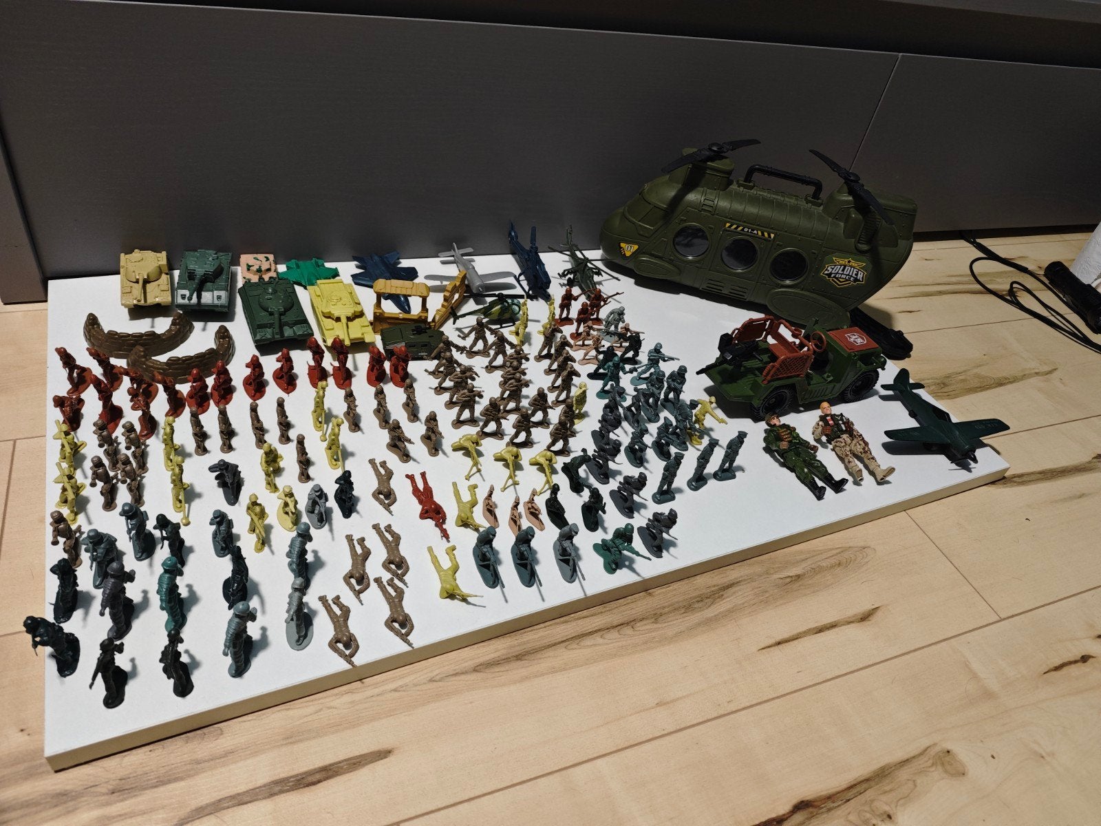 Leger poppetjes met tanks en helikopter, Ophalen of Verzenden, Zo goed als nieuw