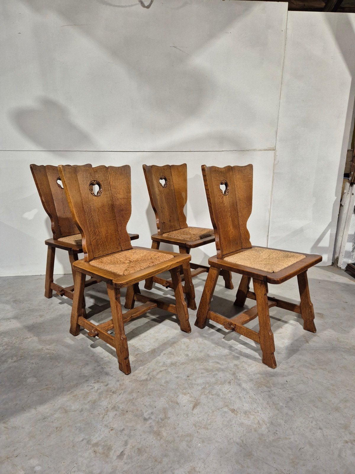 4 brutalist eiken stoelen met biezen zitting, Huis en Inrichting, Stoelen, Gebruikt, Bruin, Onbekend, Ophalen of Verzenden