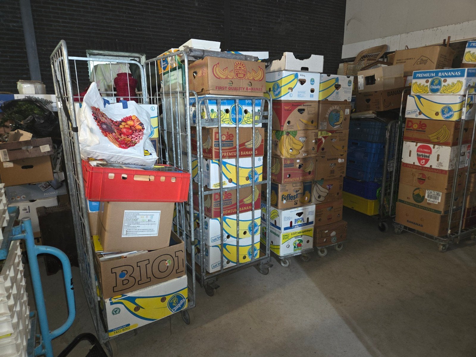 Foto 20 van zeer grote partij 19 rolcontainers rommelmarkt spullen