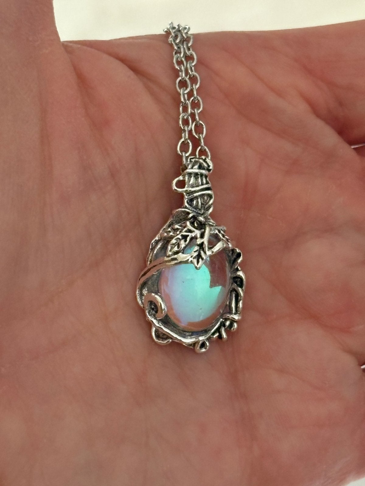 Vintage Blad Imitatie Maansteen Hanger Ketting, Nieuw, Cariadgems@hotmail.com, Ophalen of Verzenden, Cariad Gems