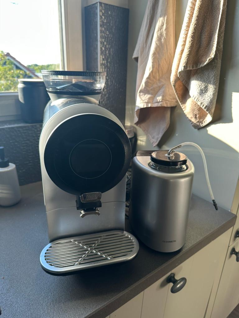 Douwe Egberts koffieapparaat met melkreservoir– zgan, Witgoed en Apparatuur, Koffiezetapparaten, 10 kopjes of meer, Ophalen, Zo goed als nieuw
