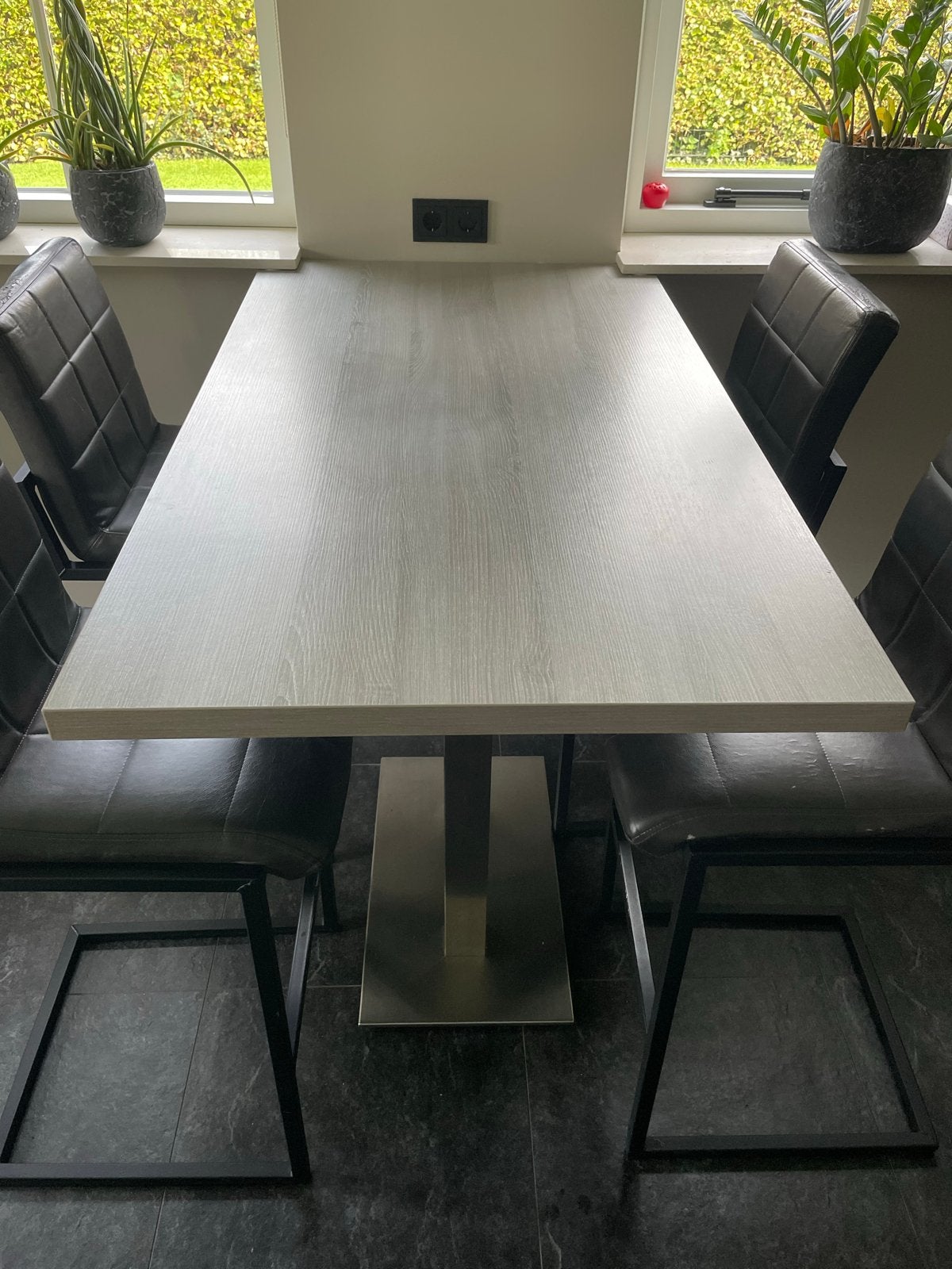 Hoge eettafel met RVS onderstel en 4 stoelen, Huis en Inrichting, Ophalen, Gebruikt, 100 tot 150 cm, 50 tot 100 cm