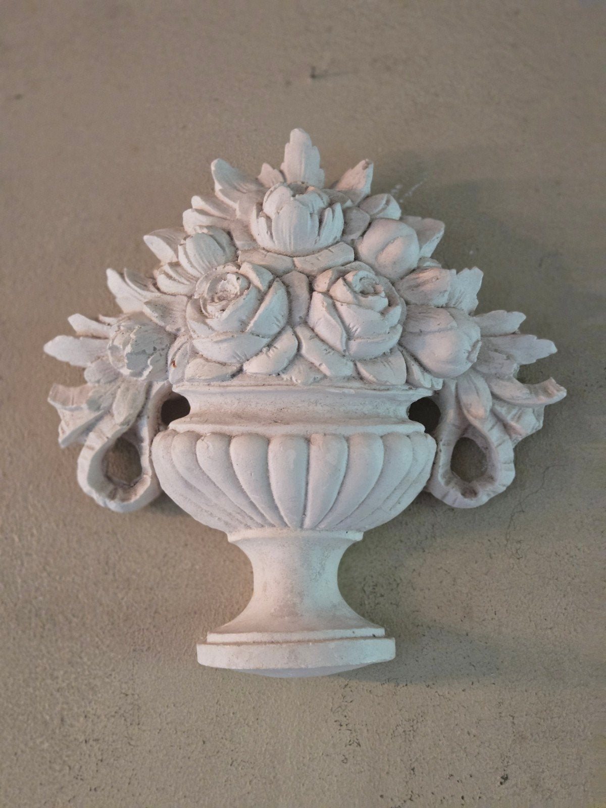 2 gipsen decoraties mand met bloemen, Ophalen of Verzenden