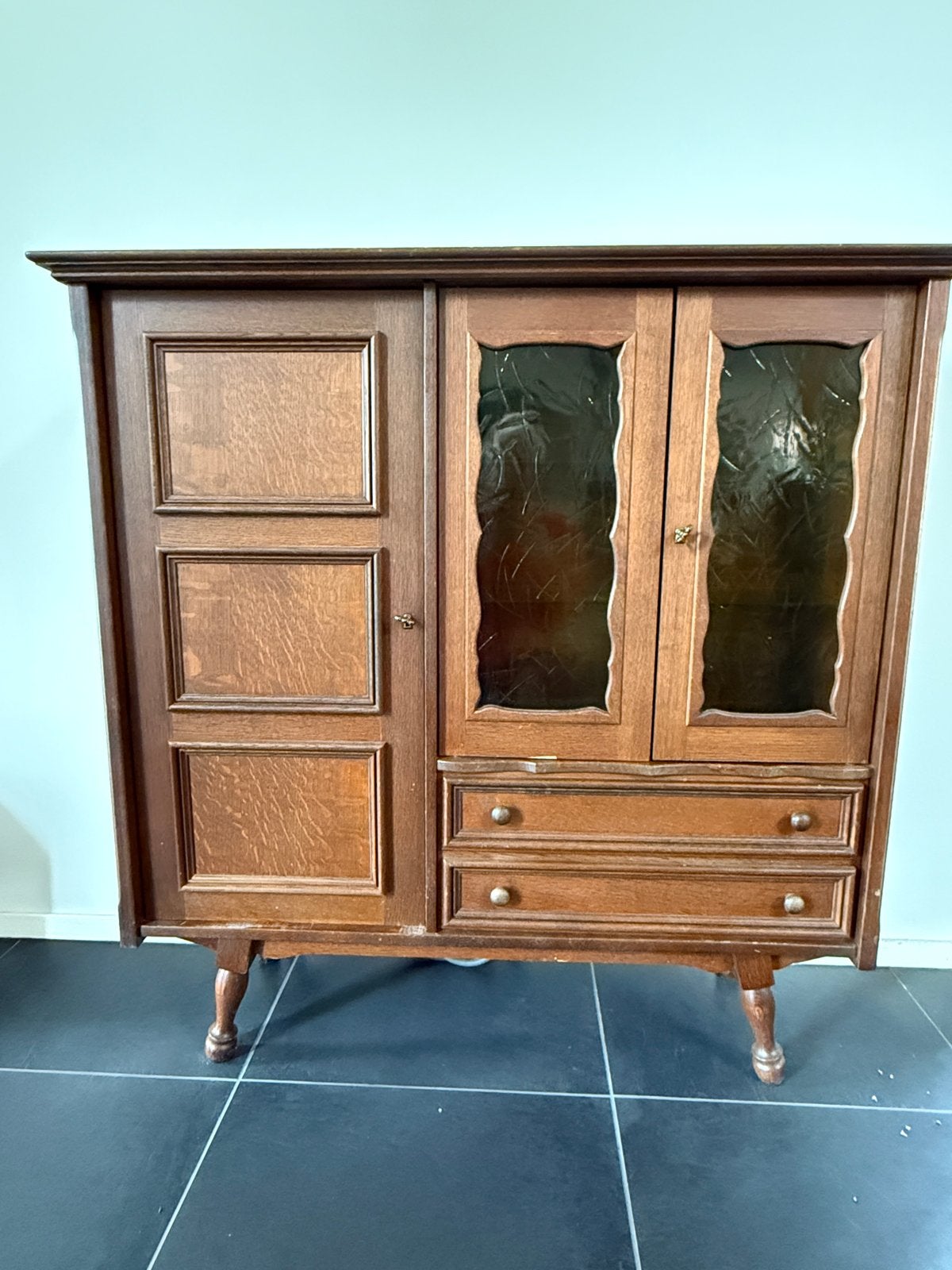 Vintage houten kast met glas en lades, Antiek en Kunst, Ophalen