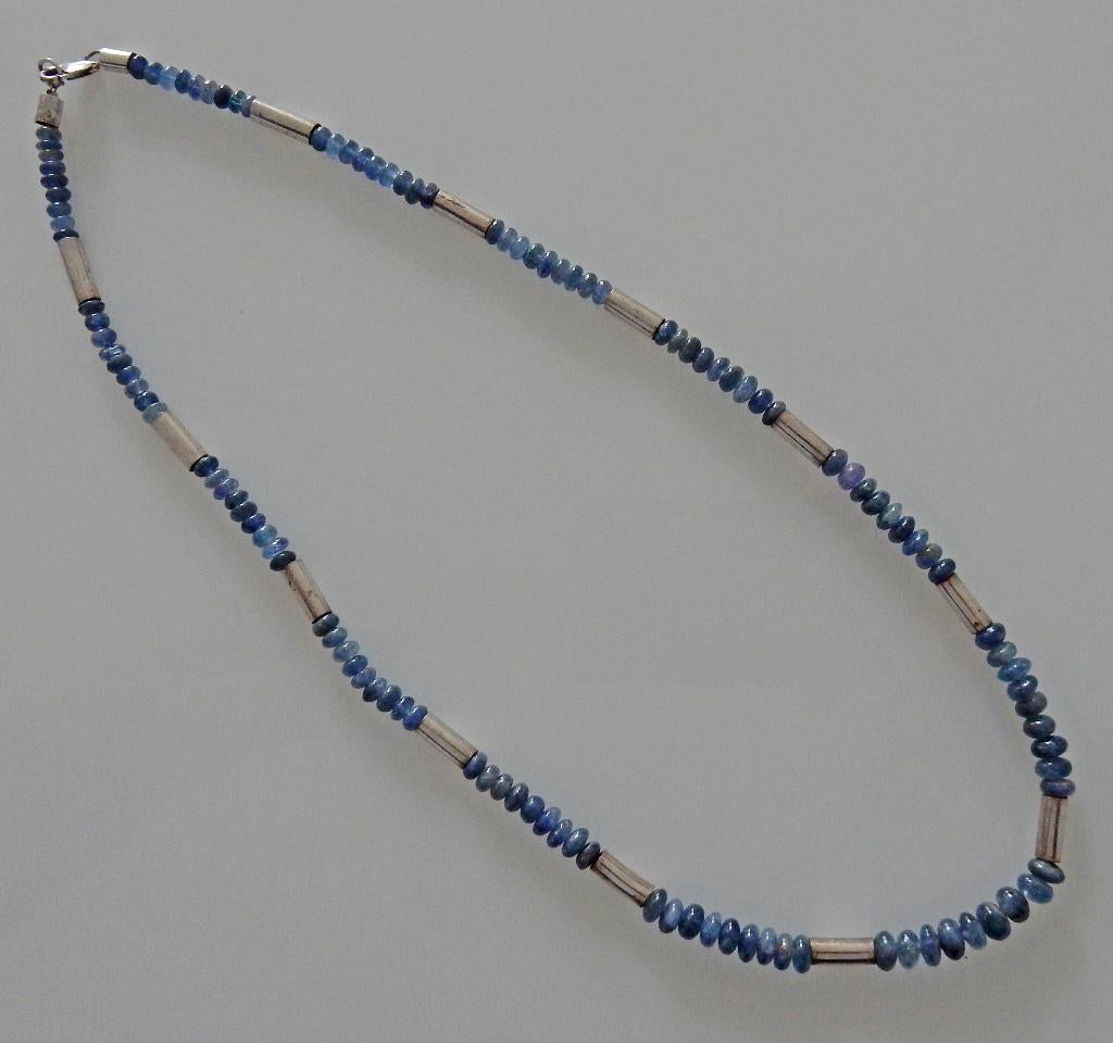 Ketting met blauwe saffier kralen en zilver., Gebruikt, Blauw, Ophalen of Verzenden, Met edelsteen