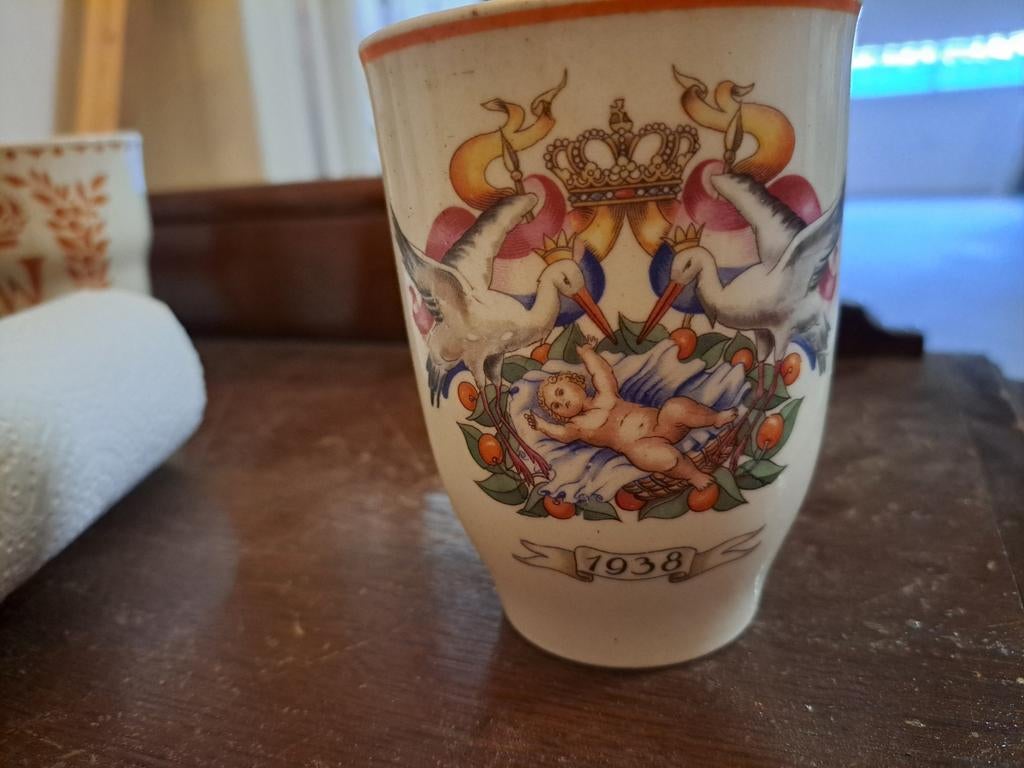 Antieke beker met het jaartal 1938 geboorte van Beatrix, Ophalen