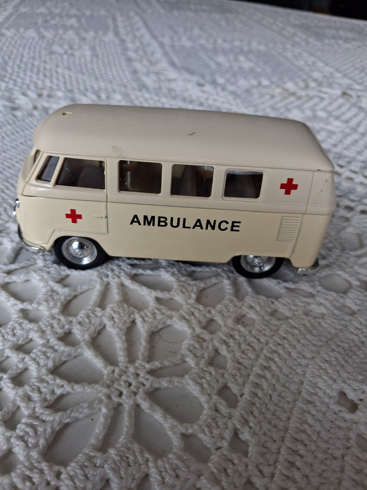Welly Volkswagen Microbus (1962) Ambulance modelauto, Overige merken, Gebruikt, 1:50 of kleiner, Auto