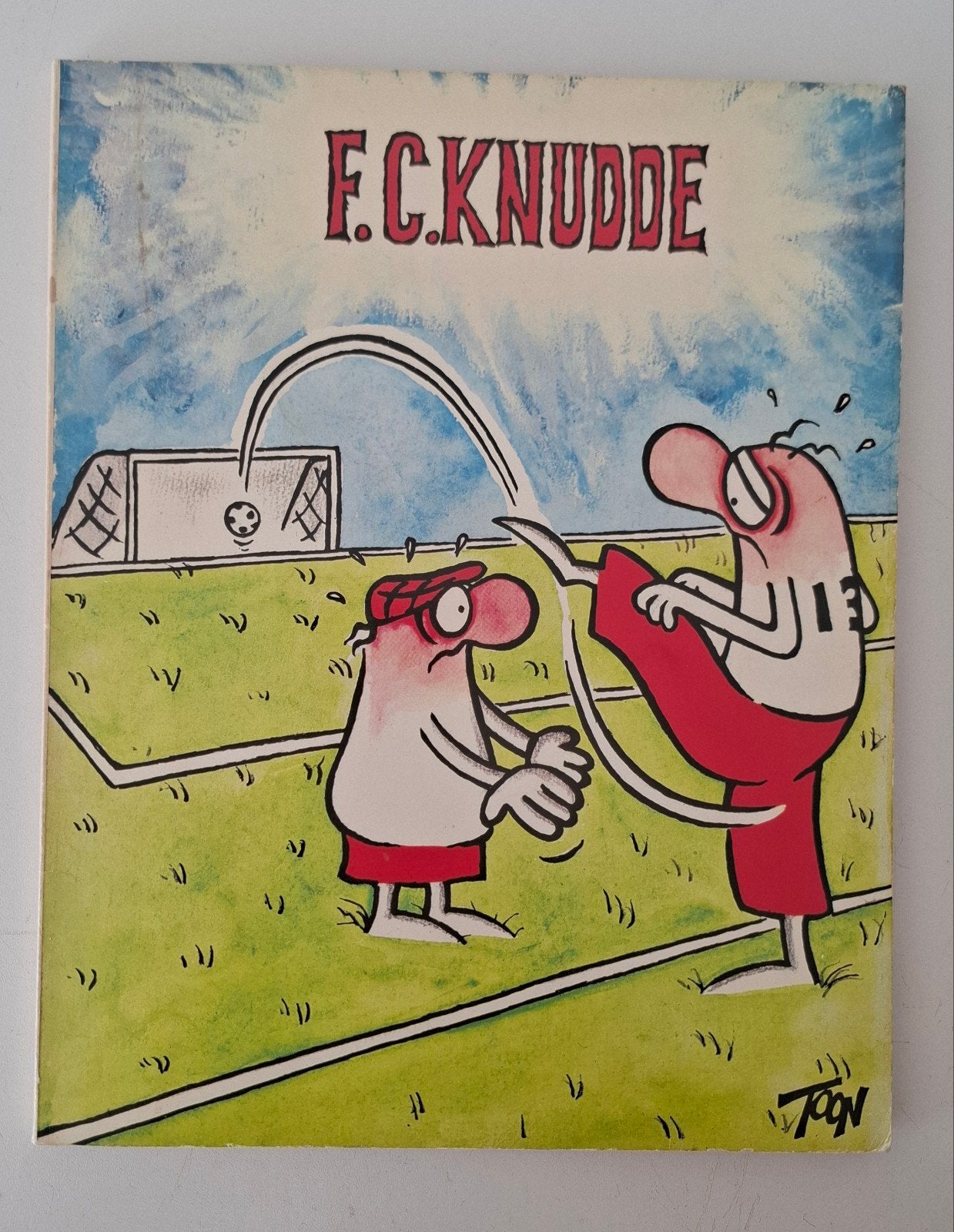 F.C. Knudde stripboek - Voetbalhumor uit 1975, Gelezen, Eén stripboek, Ophalen of Verzenden, Toon van Driel
