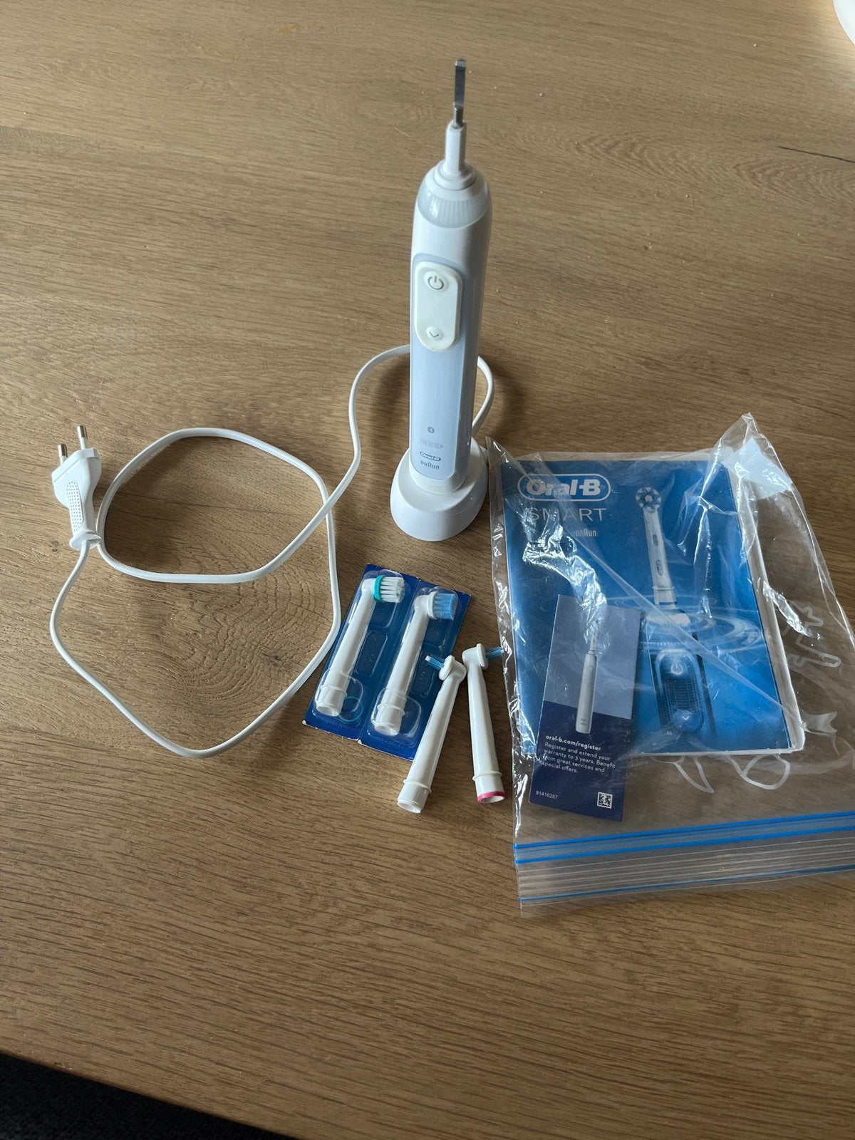 Oral-B SmartSeries elektrische tandenborstel met opzetborste, Ophalen of Verzenden, Zo goed als nieuw, Mondverzorging