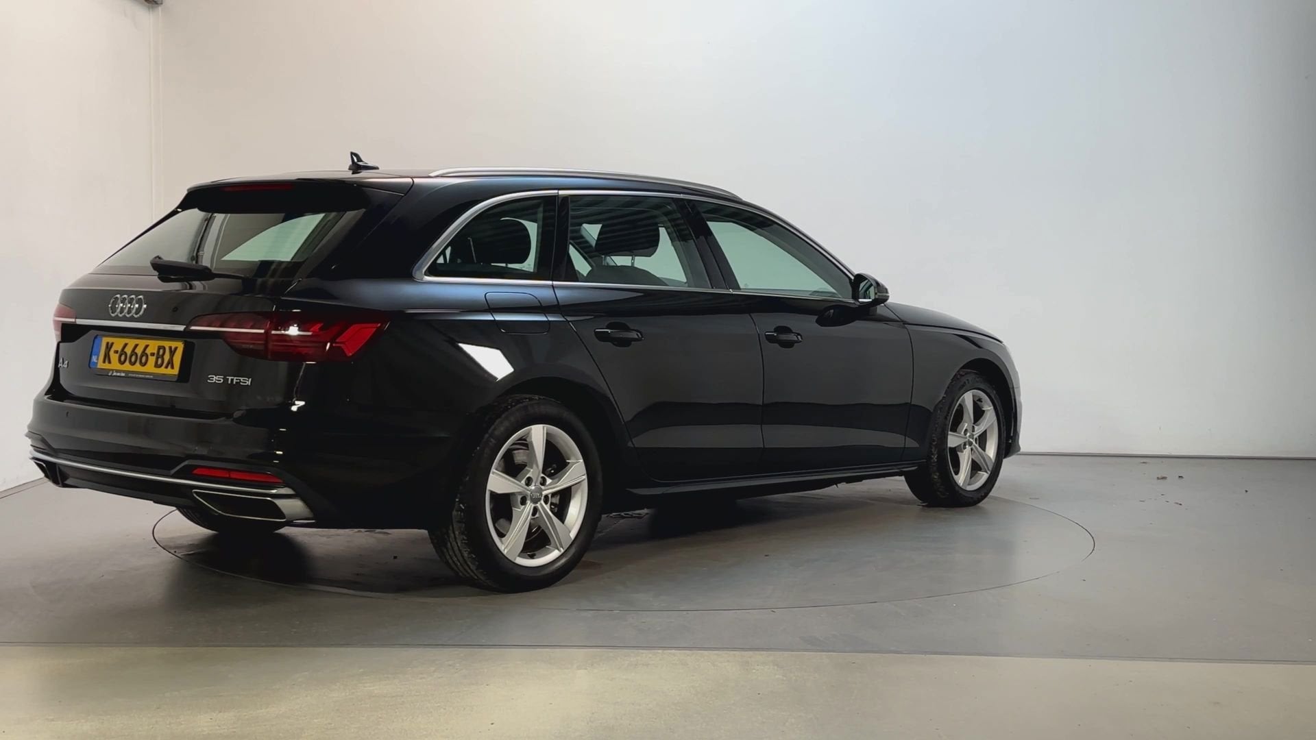 Audi A4 Avant 35 TFSI Launch Edition Business LED Navigatie, Stof, Gebruikt, 4 cilinders, A4